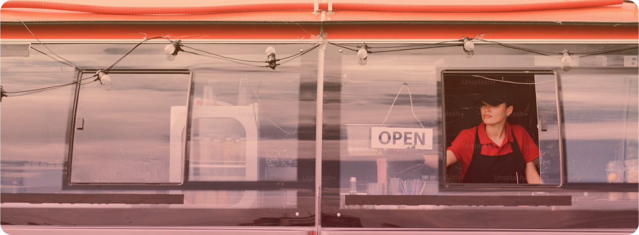 Une traiteuse travaillant dans un food truck
