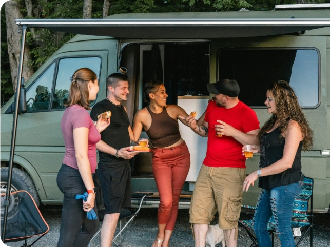 des amis debout autour d'un food truck barbecue