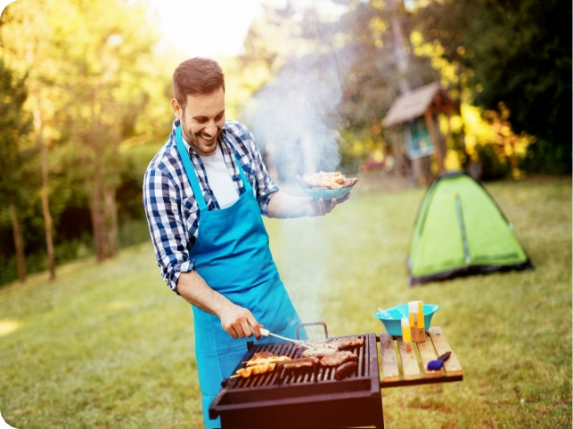 Un traiteur barbecue qui grille à l'extérieur