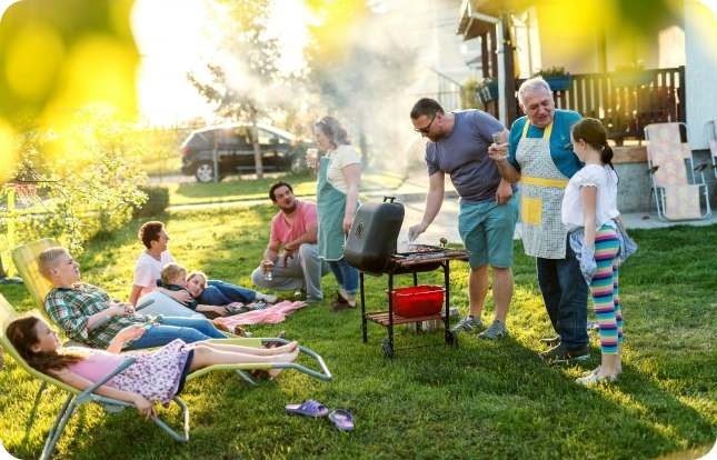 des amis assises autour d'un barbecue préparé par un traiteur