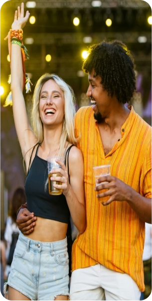 Une femme et un homme se tiennent côte à côte lors d'un festival